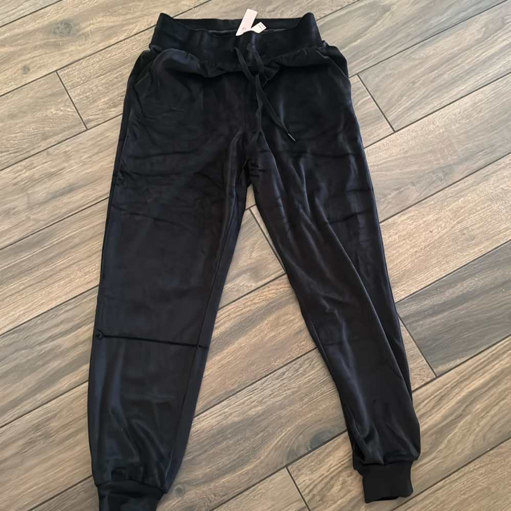 Size small never worn velvet material!!